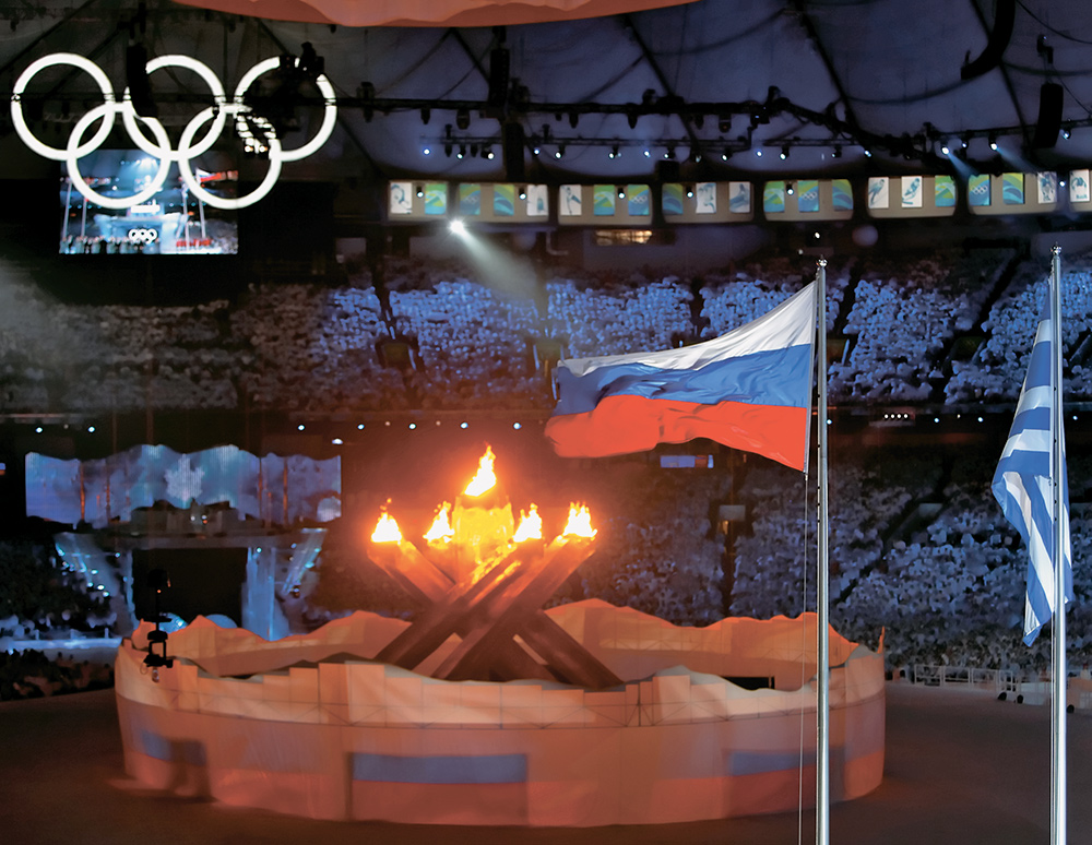Во время закрытия Игр на стадионе поднимается флаг России, принявшей эстафету от Ванкувера. 