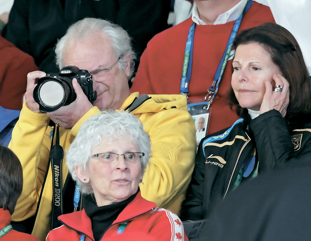 Король Швеции Карл XVI Густав (в жёлтой куртке) и королева Сильвия (в чёрном) пришли поболеть за своих соотечественниц.
