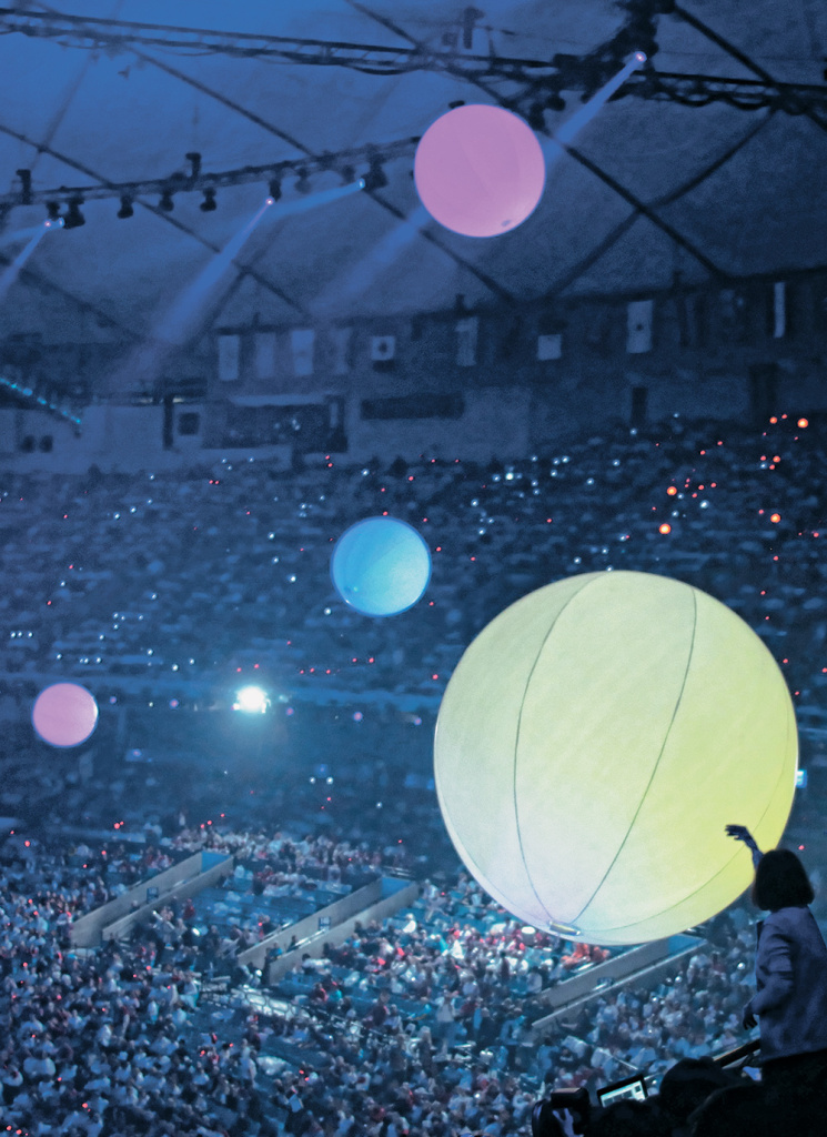 Во время церемонии закрытия Игр в чашу стадиона было вброшено несколько сотен гигантских воздушных шаров, которые, не без помощи зрителей, подталкивавших шары, медленно осели на дне чаши. 