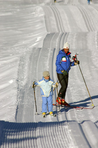 Этот снимок сделан на высокогорной лыжной гонке «Пасо де Лаваце» в Италии. Папа участвует в лыжной гонке и сейчас находится на дистанции, а мама с сыном отправляются по лыжной трассе ему навстречу. Согласитесь, если с малых лет приучать ребенка к лыжам, лыжне, солнцу и снегу, у вас просто не может не вырасти здоровый ребенок.
