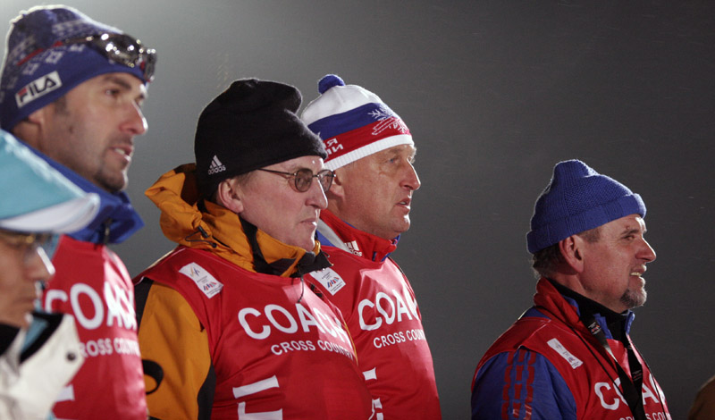 Лыжи. На тренерской бирже во время спринтерских соревнований на чемпионате мира в Саппоро в 2007 году с Юрием Бородавко (в центре) и Николаем Лопуховым (справа). Фото И.Исаева.