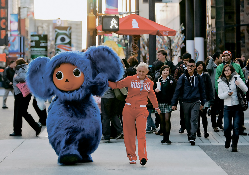 Сопровождаемый улыбками горожан символ российской делегации на Играх в Ванкувере — Чебурашка — отправляется на прогулку по улицам Ванкувера. 