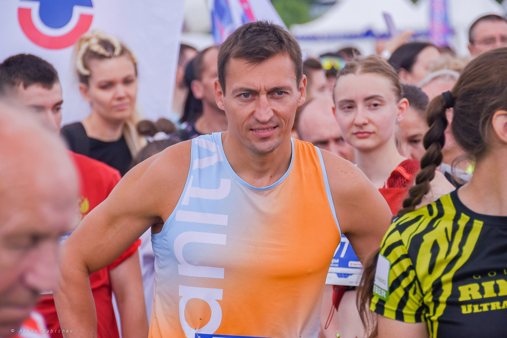 Александр Легков на старте дистанции 10км. 