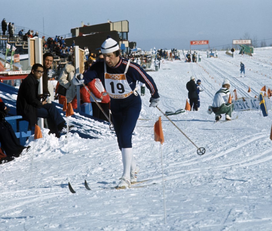 Магне Мюрму - серебрянный призер Олимпийских Игр 1972 г. на дистанции 50 км в Саппоро. Чемпионом марафона стал другой норвежец Пол Тюльдум, который оказался предпоследним чемпионом на деревянных лыжах. 