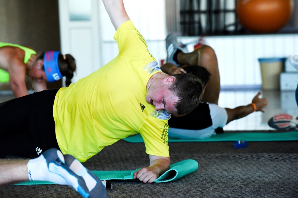 Упражнение на статику и укрепление косых мышц живота, а также мышц спины. Упражнение называется «Боковая планка» – Казаринов Егор. 
