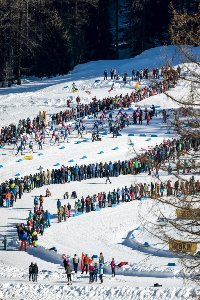 Самый большой подъем на трассе в Гомсе, названный подъемом Альбрехт в честь швейцарской лыжницы Бригитты Альбрехт, бронзового медалиста Олимпийских игр 2002 г. Сразу после этого подъема спуск с так называемым виражом Вегера, где в основном падали гонщики и получали предупреждения за выход с маркированного участка трассы. Бенджамин Вегер - швейцарский биатлонист, участник 4-х Олимпиад, неоднократный призер этапов Кубка мира. 