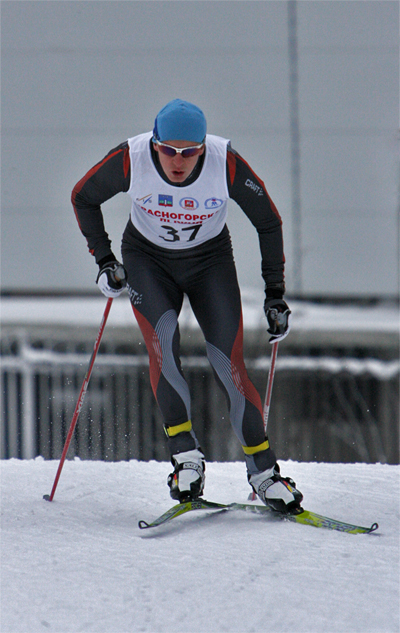 Победитель первого дня соревнований - гонки на 15 км свободным стилем - Иван Алыпов