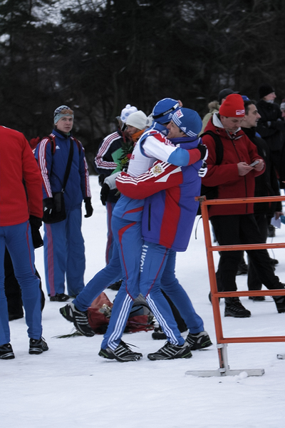 Николай Панкратов поздравляет победителя Алексея Петухова