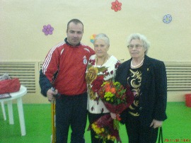 Я с Дусей и Гусаковой, две подруги, олимпийские чемпионки Инсбрука. Судили детские соревнования.