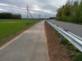 Щебень обочин засыпан грунтом