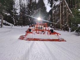 Подготовка лыжной трассы в ГАБО снегоходом «Arctic Cat» с прицепным устройством «ГАБОША». Зима 2024 г.