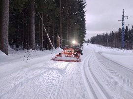 Подготовка лыжной трассы в ГАБО снегоходом «Arctic Cat» с прицепным устройством «ГАБОША». Зима 2024 г.