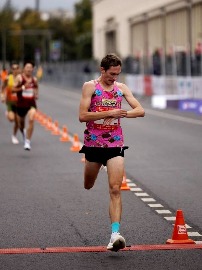 Сергей Шаров стал бронзовым призёром забега на 10 км, который прошел в рамках Московского марафона 2025.