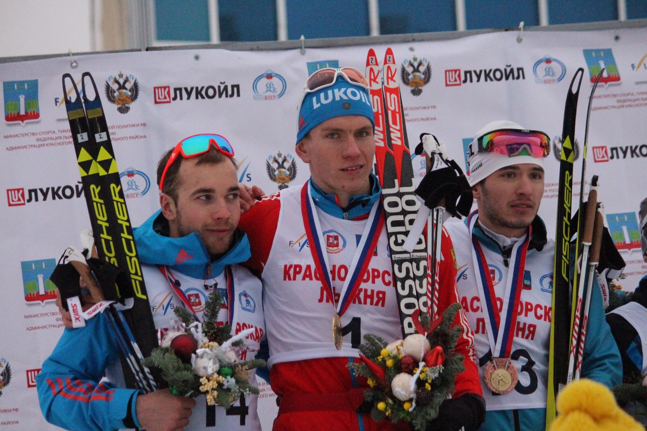 Пьедестал почета мужского спринта. Слева направо Алексей Червоткин, Александр Большунов, Артур Петров