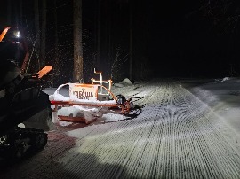 Подготовка лыжной трассы в ГАБО снегоходом «Arctic Cat» с прицепным устройством «ГАБОША». Зима 2024 г.