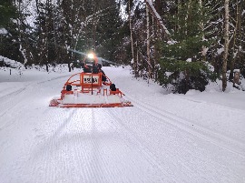 Подготовка лыжной трассы в ГАБО снегоходом «Arctic Cat» с прицепным устройством «ГАБОША». Зима 2024 г.