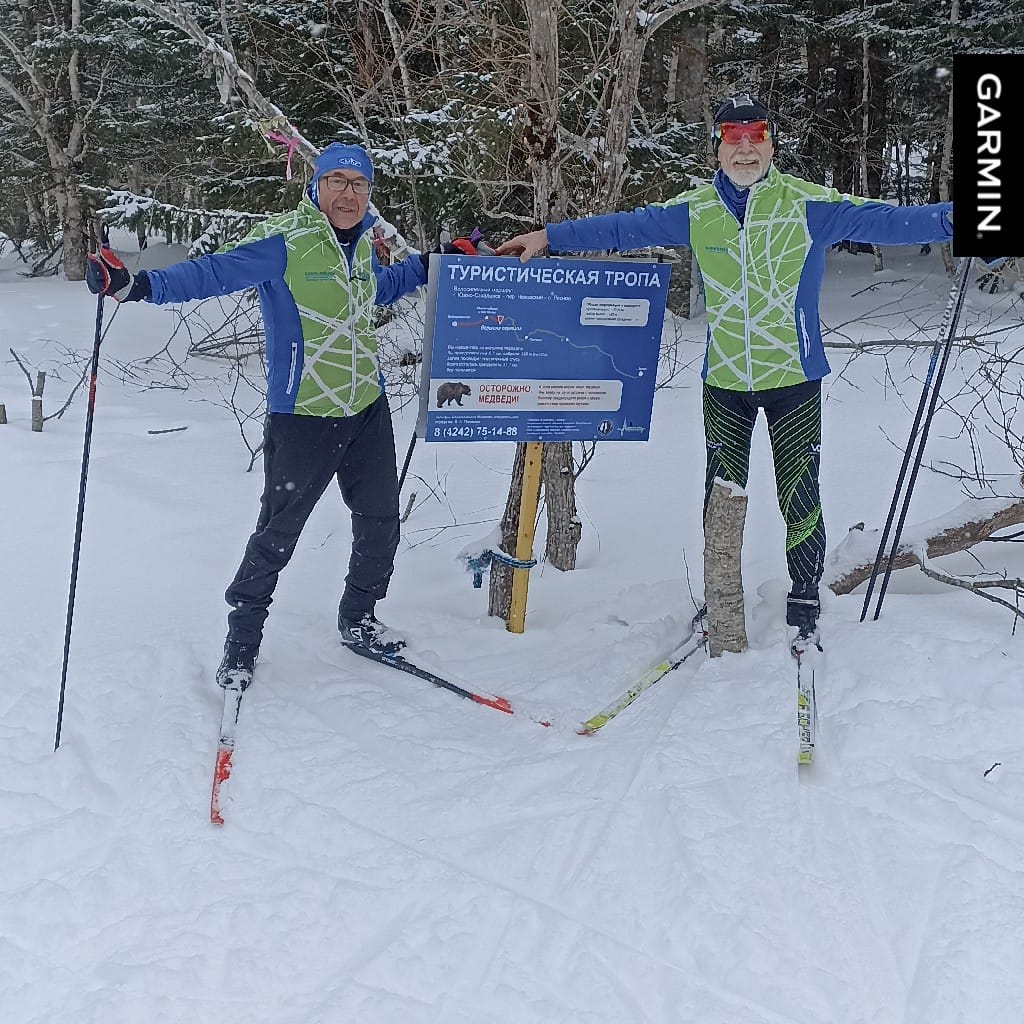 ПРезидент СМЛР Сергей Емельянов (слева) и главный счетовод СМЛР Андрей Иванов (справа) на высшей точке перевала Чехова на трассе Сахалинского марафона 2025 года.