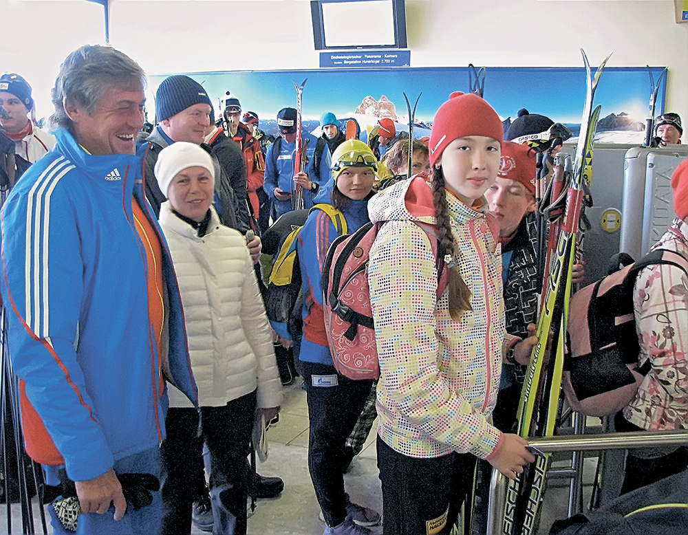 Юные лыжники и их наставники из подмосковного лыжного клуба Наседкина в ожидании подъемника. Настроение хорошее — значит, тренировка пойдет на пользу.
