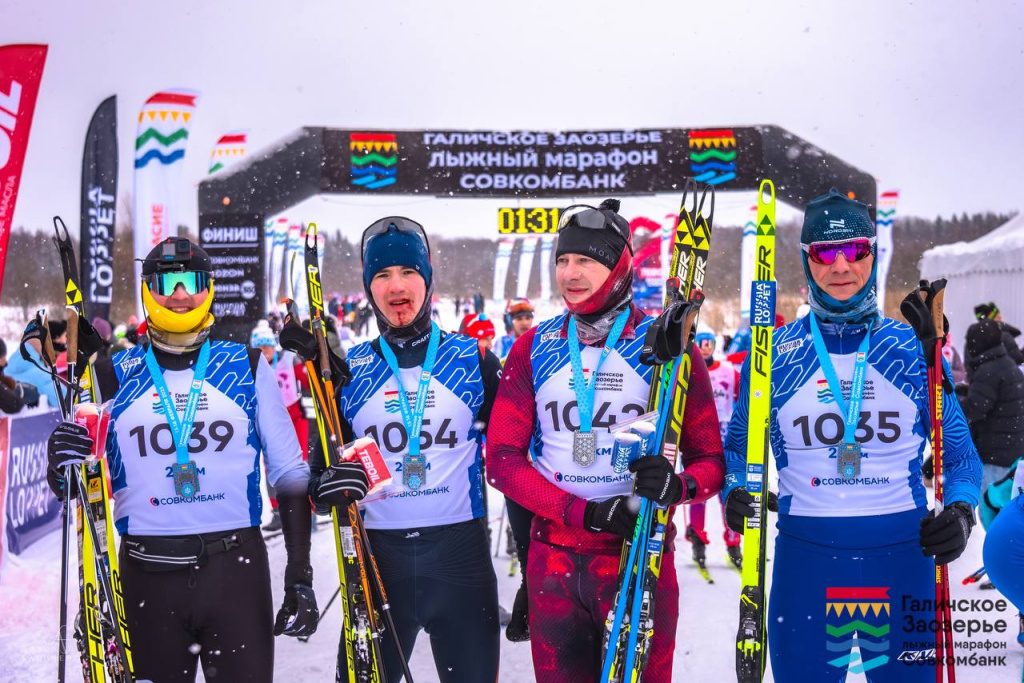 Кому-то гонка далась в этот день непросто. Судя по окровавленному лицу, у Ракова Дениса (№1054) позади - жёсткое падение на одном из спусков. Но он всё-таки нашёл в себе силы завершить эту драматическую для него гонку.