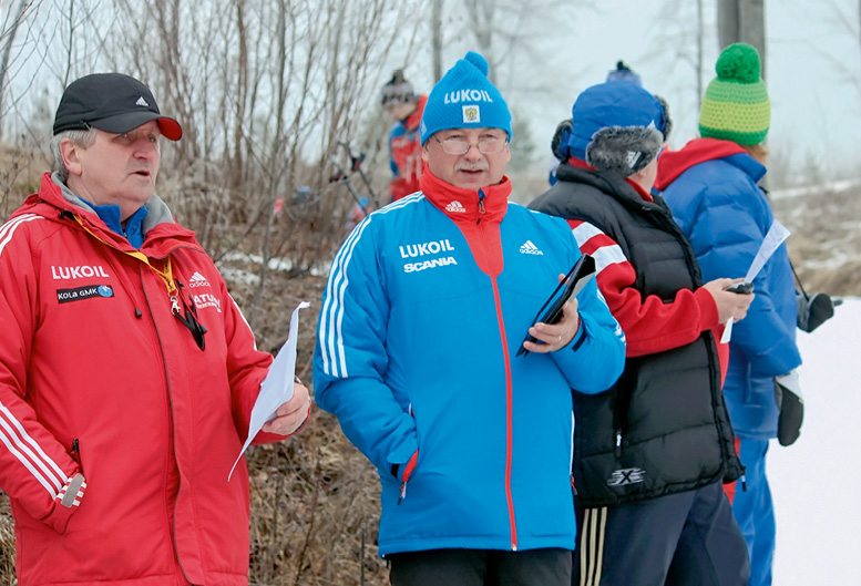 2013 год, Дёмино. На тренерской бирже Виктор Васильевич Кисляков (слева), многолетний тренер женской юниорской сборной команды России 90-х годов. В те времена после выхода из юниорской команды её лидеры, как правило, попадали в десятку на этапах Кубка мира. Рядом с ним — Владимир Данилович Тимофеев — многолетний старший тренер сборной России по резерву (юниоры и молодежь). Он прекрасно понимает все нюансы подготовки. И, надо отдать ему должное, — отслеживает путь своих воспитанников в большом спорте.В. Д. Тимофеев ведет хронометраж гонки на первенстве России среди юношей и девушек