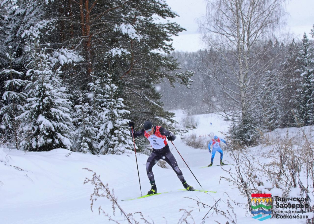 Один из лидеров гонки и будущий её победитель Артём Грязев (№3) на выходе из второго подъёма.