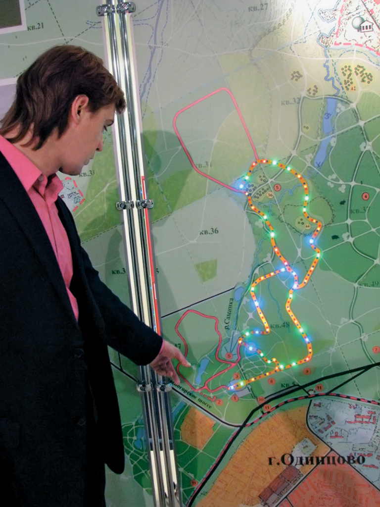 Алексей Воропаев демонстрирует схему освещения Одинцовской лыжероллерной трассы.