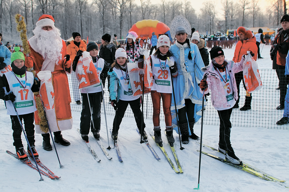 Всё та же Манжосовская гонка. Фото на память с Дедом Морозом, Снегурочкой и новогодними подарками, полученными детьми прямо на лыжне. 