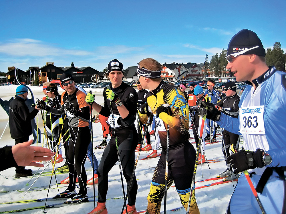 На старте первой в истории лыжной гонки «Левилоппет». Эти парни образуют впоследствии группу лидеров, которая и разыграет на финише первое место. 