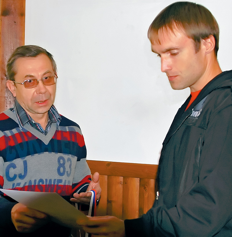 Президент СМЛР Сергей Емельянов вручает диплом и медаль мастера СМЛР Анатолию Кондратюку