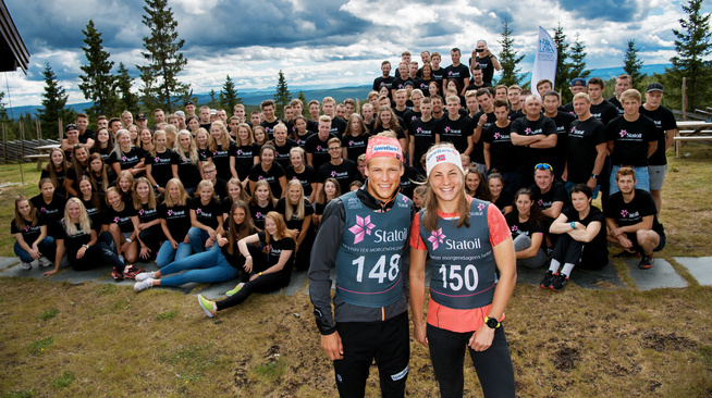 Йоханес Клэбо и Астрид Якобсен с участниками международного юниорского лагеря