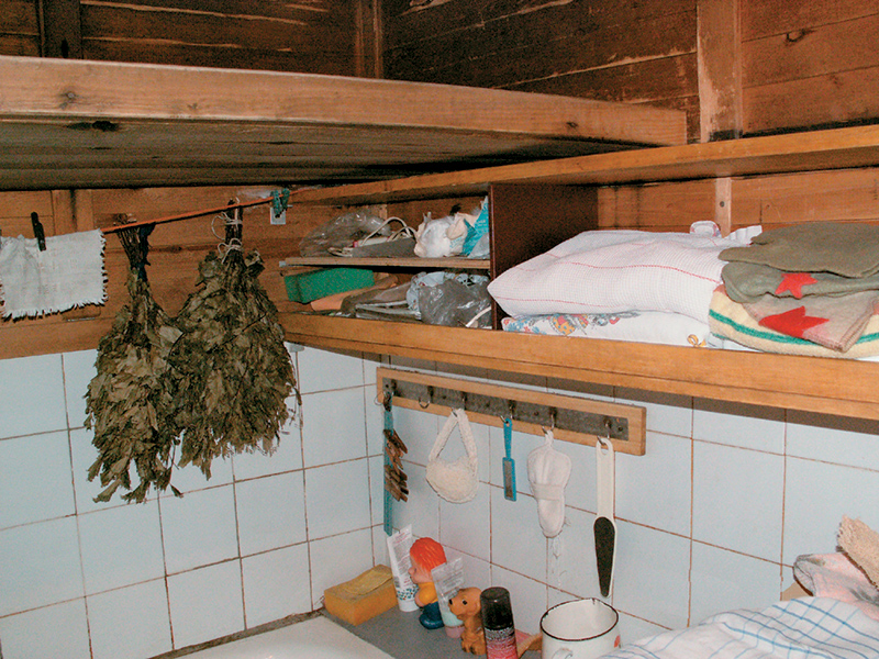 Перед баней: веники, банные шапки, рукавицы, разложенный полок ждут парильщиков.