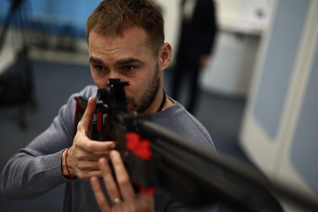 Антон Шипулин признался, что пока не опробовал новую винтовку в деле, но планирует сделать это в ближайшем будущем. 