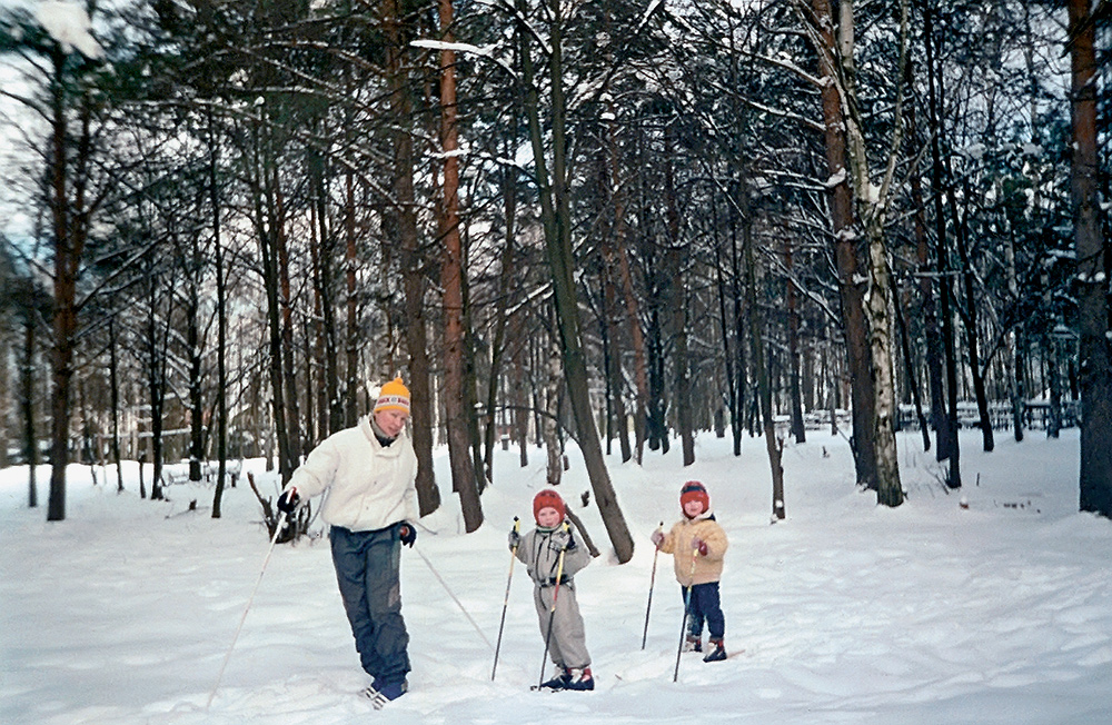 Такими были первые шаги моих детей на лыжах. 2000 год, Московская область.