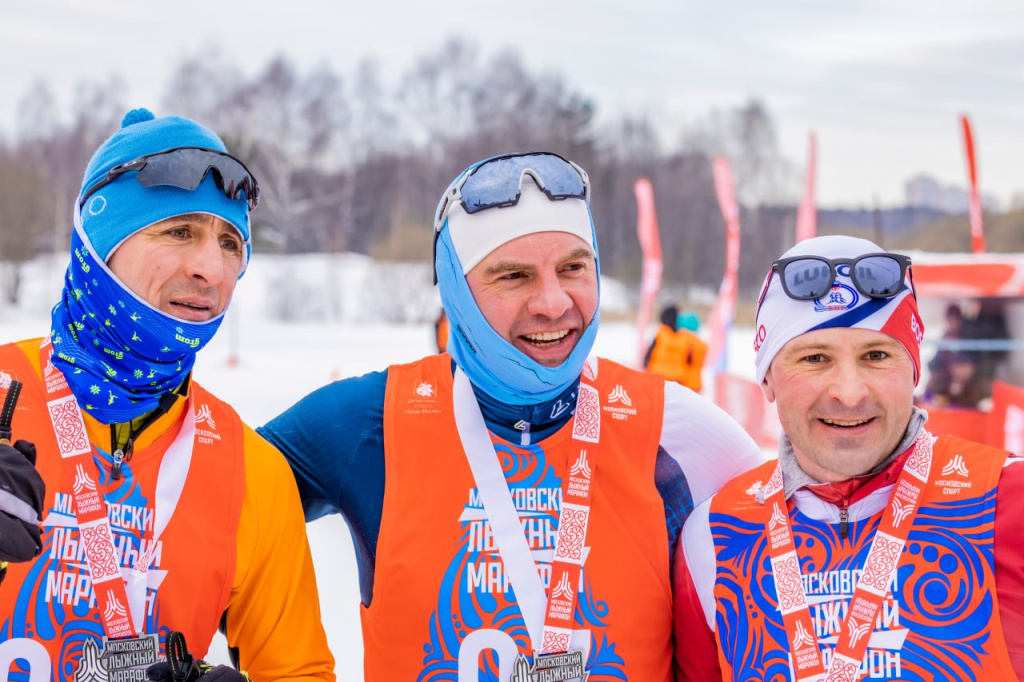 Громов, Кондаранцев и Веденин на финише Московского лыжного марафона 2024