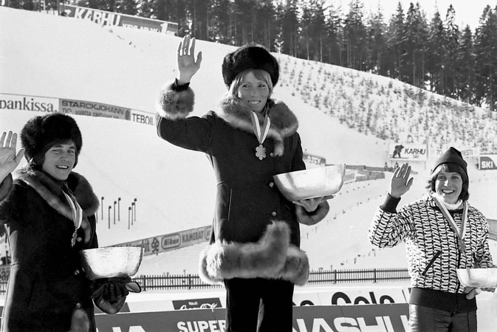 Лахти (Финляндия). 32-й чемпионат мира по лыжным видам спорта. Зинаида Амосова выигрывает золотую медаль в гонке на 10 км. Слева направо: Раиса Сметанина («серебро»), Зинаида Амосова («золото»), Хилкка Риихивуори (Финляндия, «бронза»)