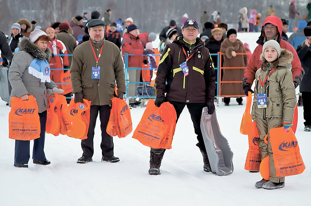 Сергей Веселов (в центре) и его добровольные помощники с пакетами подарков на финише детсадовской гонки. 