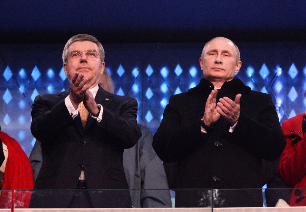 Президент Международного Олимпийского комитета Томас Бах (слева) и Президент России Владимир Путин в Сочи-2014. С момента такого, казалось бы, оглушительного успеха России до сегодняшнего дня прошло менее одного олимпийского цикла... 