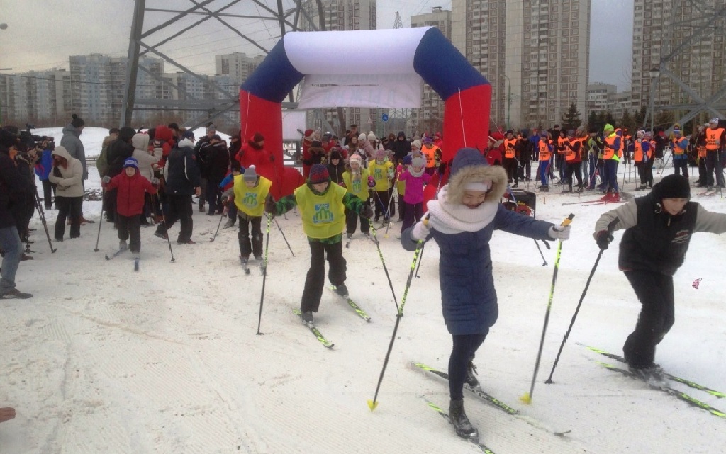 Застоявшиеся ребятишки и ветераны отправились в путь мерить километры новой лыжной трассы. 