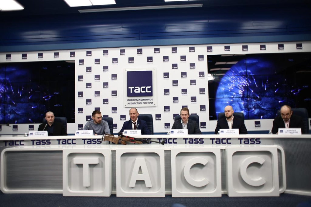 В президиуме пресс-конференции.