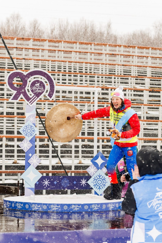 Победный удар в гонг победительницы классической гонки Марафона Праздника Севера Анастасии Власовой из команды «Русская Зима».