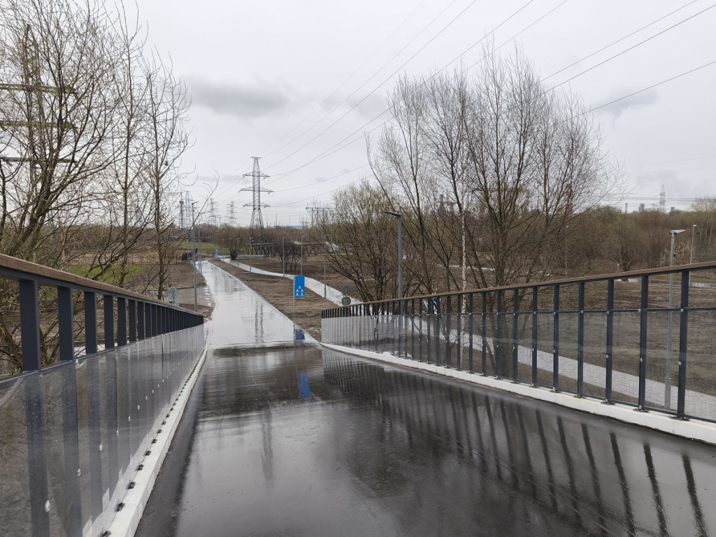Спуск с эстакады. Хорошо видна параллельная лыжероллерной трассе пешеходная дорожка. 
