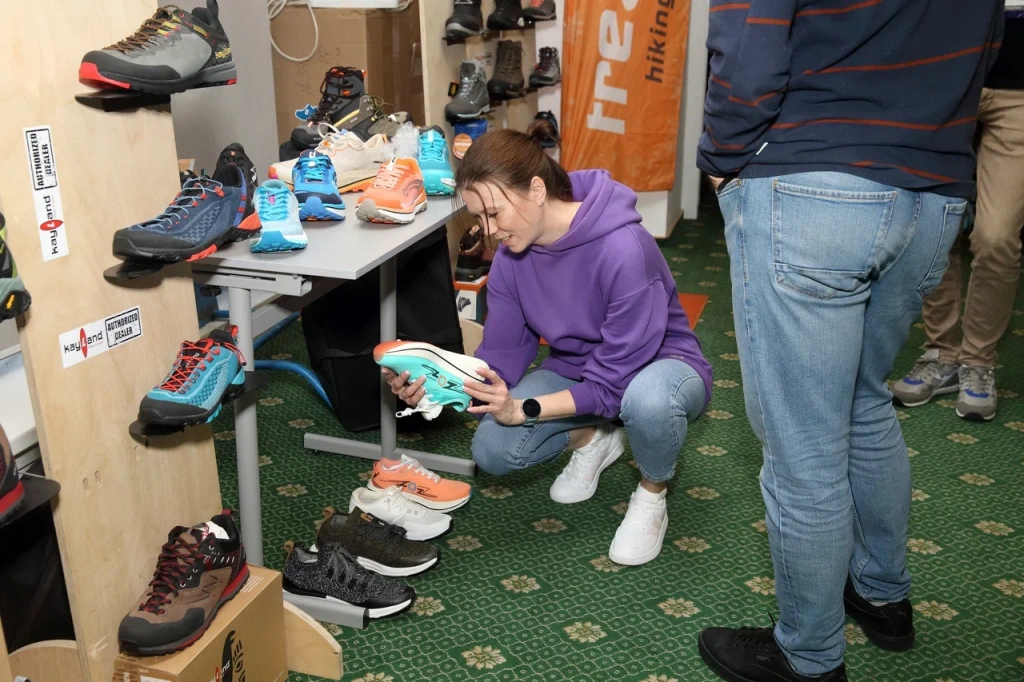 Кроссовки, а точнее - новые бренды, новые производители, новые ниши, новые модели - сегодня это один из главных компонентов, одна из главных составляющих происходящего на рынке спортивных товаров в России. 