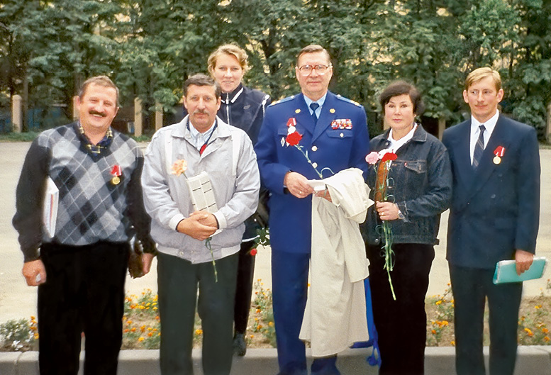 1997 год. МГФСО. Сотрудники СДЮШОР-81 «Бабушкино» после награждения медалями в честь 850-летия Москвы. Слева направо: А. Н. Метельский, заслуженный тренер России Н. П. Машков, Е. Г. Гордеева, Е. И. Козаков, Ольга Чемезова и я.