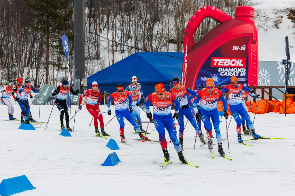 На дистанции Мурманского марафона. Лыжный стадион, переход на второй круг. Впереди почти сплошь – спортсмены «Русской Зимы». А победителем в этот день станет Алексей Шемякин (№1452).