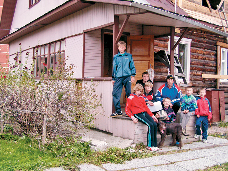 Дом Лёши всегда открыт для ребятишек.