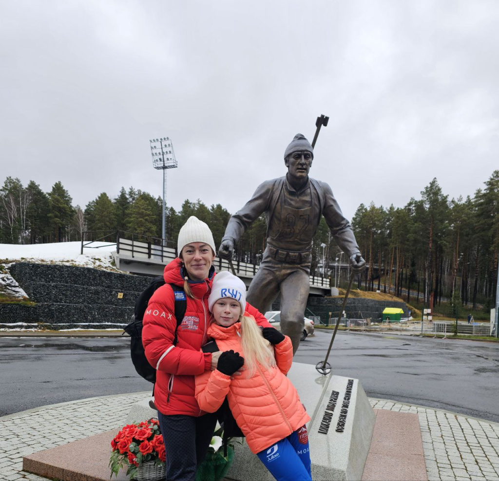 Тюмень, первый снег. Царёва Ольга с дочкой Кариной, растущей на глазах команды.