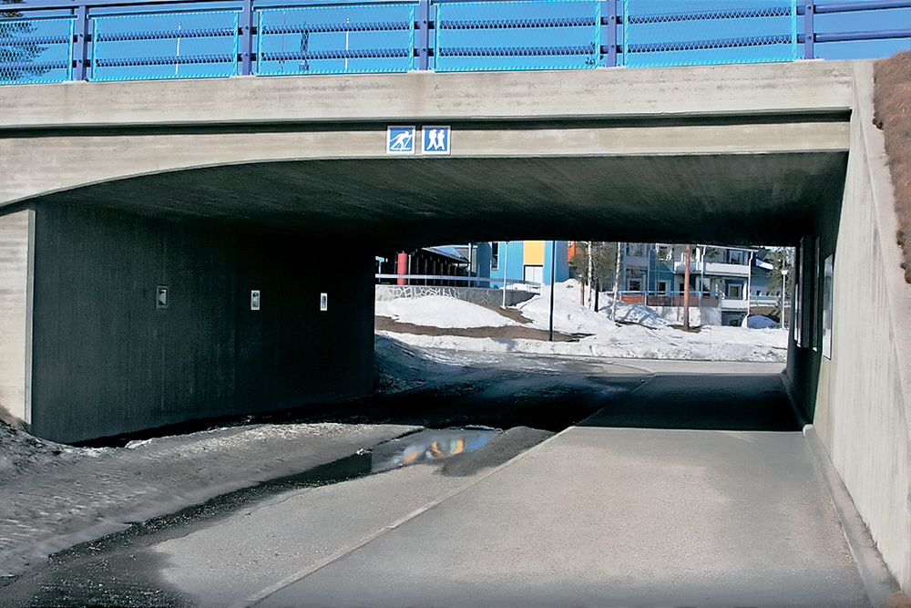 Лыжно-пешеходный мост (таблички с изображением лыжника и пешехода видите?). Точнее, правильно было бы, наверное, сказать, что сам-то мост автомобильный, а вот прокол-проход под ним — лыжно-пешеходный. Как видите, здесь, на Levin Aquahovi, снега уже почти не осталось. Но за городом его — вдосталь. На нижнем снимке — всё та же Levin Aquahovi. Здесь каждый день проезжает ретрак и уходит отсюда на все-все-все лыжные петли, чтобы нарезать там свежие лыжни и обновить снежное покрытие для конька. А зимою здесь проходит полноценная беговая лыжня. 