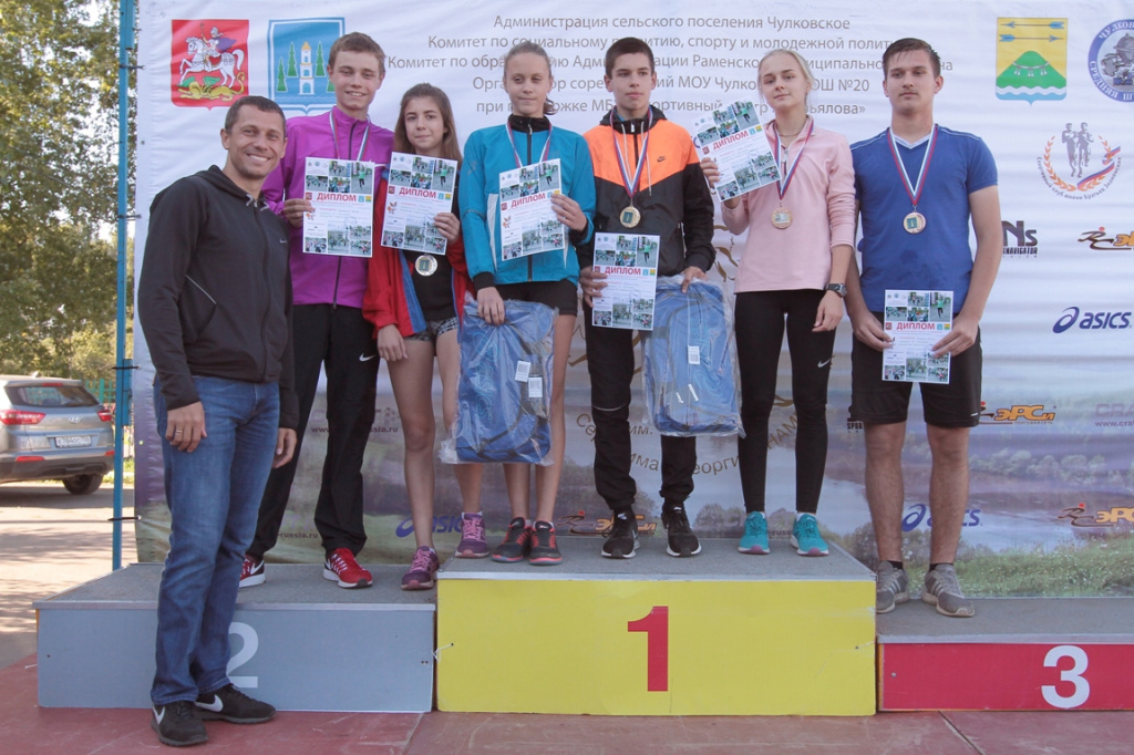 Награждение проводит олимпийский чемпион в беге на 800 м Юрий Борзаковский