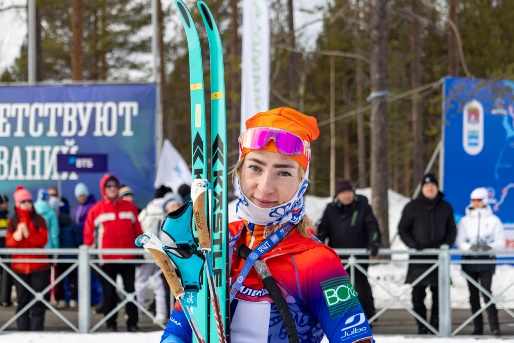 Победительница марафона Милена Габушева выступила в этот день на лыжах «Kastle».