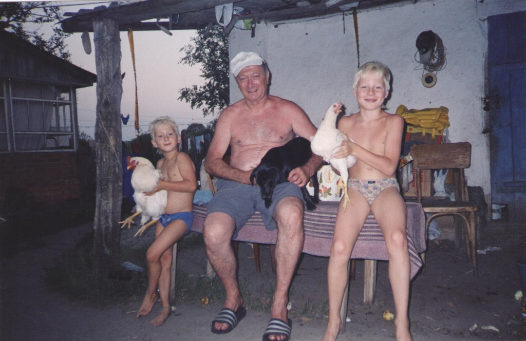 Пётр с семьёй в родной деревне. 2005 год. 